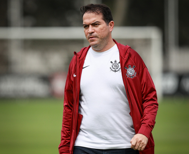 Marcelo Paz, executivo de futebol do Corinthians, concedendo entrevista coletiva no CT Joaquim Grava. Marcelo Paz, executivo de futebol do Corinthians, concedendo entrevista coletiva no CT Joaquim Grava.