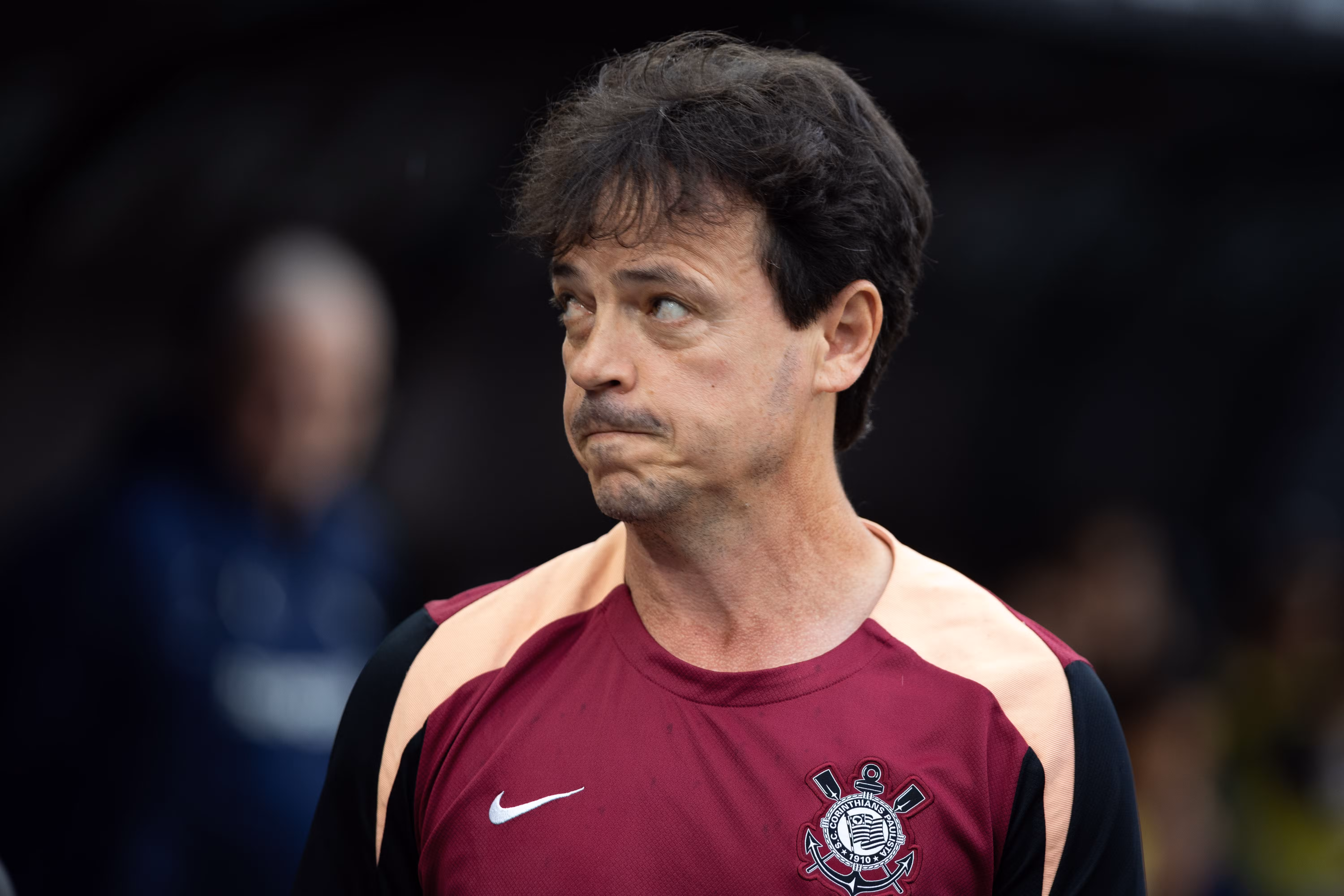 Técnico Fernando Diniz comandando treino do Corinthians na Neo Química Arena