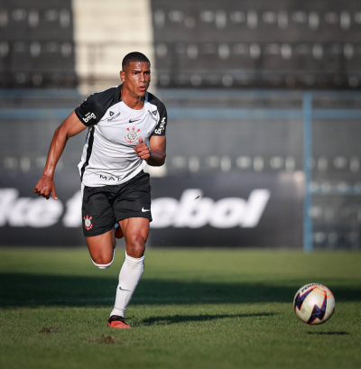 Jogadores do Sub-20 do Corinthians durante treino no CEFAC.
