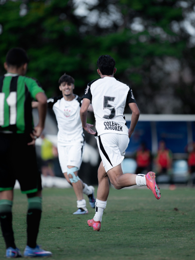 Jogadores do Corinthians comemorando gol da equipe sub-17. Jogadores do Corinthians comemorando gol da equipe sub-17.