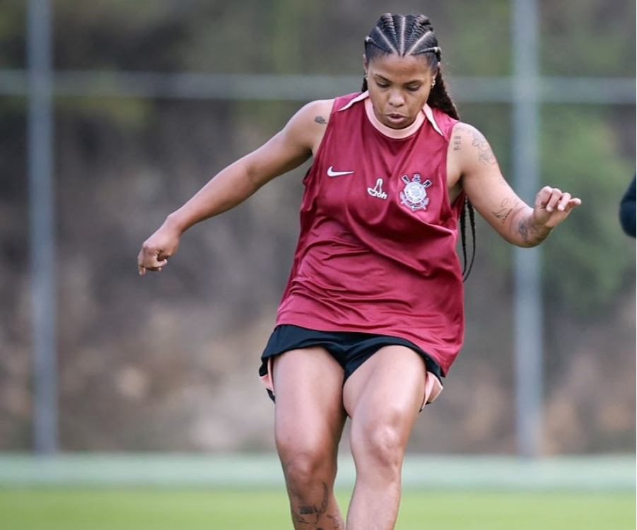 Elenco do Corinthians feminino realizando treinamento no Equador