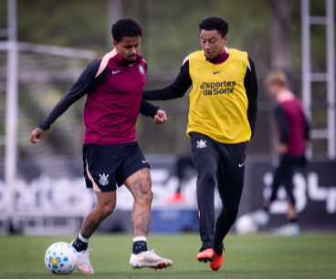 Jogadores do Corinthians em treino no CT Dr. Joaquim Grava durante trabalho tático.
