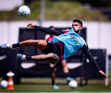 Jogadores do Corinthians durante sessão de treinamento no gramado do CT Dr. Joaquim Grava. Jogadores do Corinthians durante sessão de treinamento no gramado do CT Dr. Joaquim Grava.