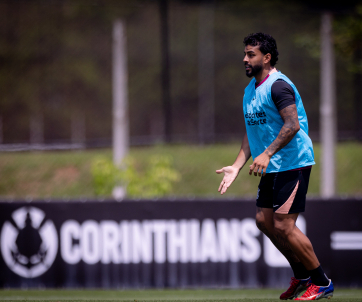 Jogadores do Corinthians em atividade tática no gramado do CT Dr. Joaquim Grava