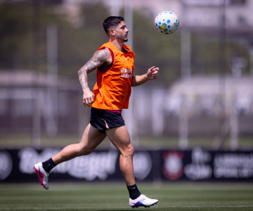 Jogadores do Corinthians em treino tático no CT Joaquim Grava