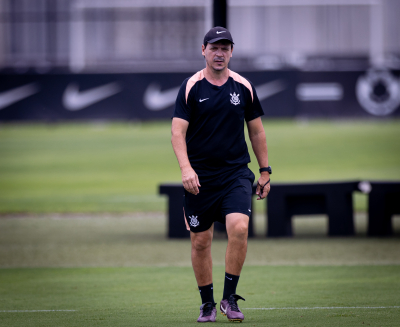 Jogadores do Corinthians em treino tático no CT Dr. Joaquim Grava