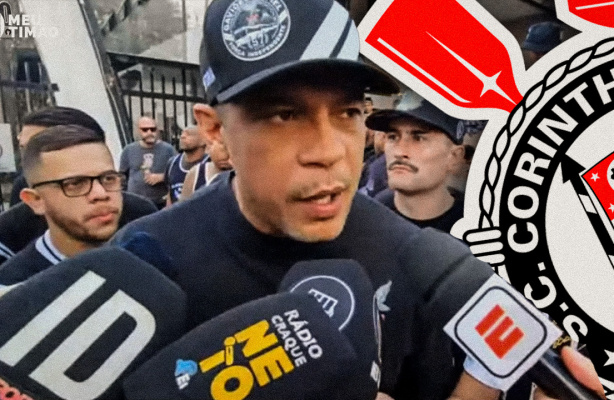 Integrantes da torcida organizada Gaviões da Fiel em manifestação pacífica em frente ao Parque São Jorge.