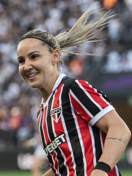 Atacante Gi Crivelari durante partida do futebol feminino.