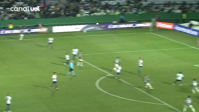 Jogadores do Corinthians em campo durante partida no Couto Pereira.