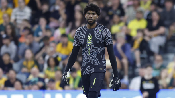 Hugo Souza, goleiro do Corinthians, durante treino com a camisa da Seleção Brasileira.