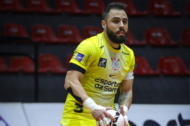 Goleiro Lucas Oliveira em ação durante partida do futsal do Corinthians