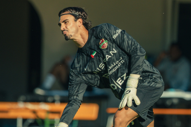 Matheus Donelli treinando em campo com uniforme de goleiro. Matheus Donelli treinando em campo com uniforme de goleiro.