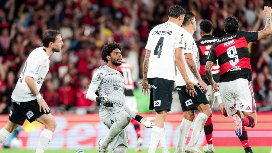 Goleiro Hugo Souza em ação durante partida do Corinthians no Maracanã Goleiro Hugo Souza em ação durante partida do Corinthians no Maracanã