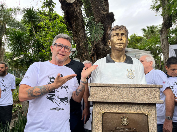 Busto de Neto localizado no Parque São Jorge, sede social do Corinthians. Busto de Neto localizado no Parque São Jorge, sede social do Corinthians.
