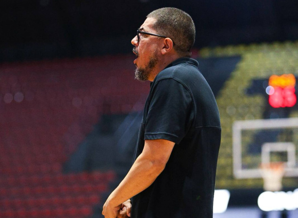 Treinador Jece Leite orientando equipe de basquete do Corinthians
