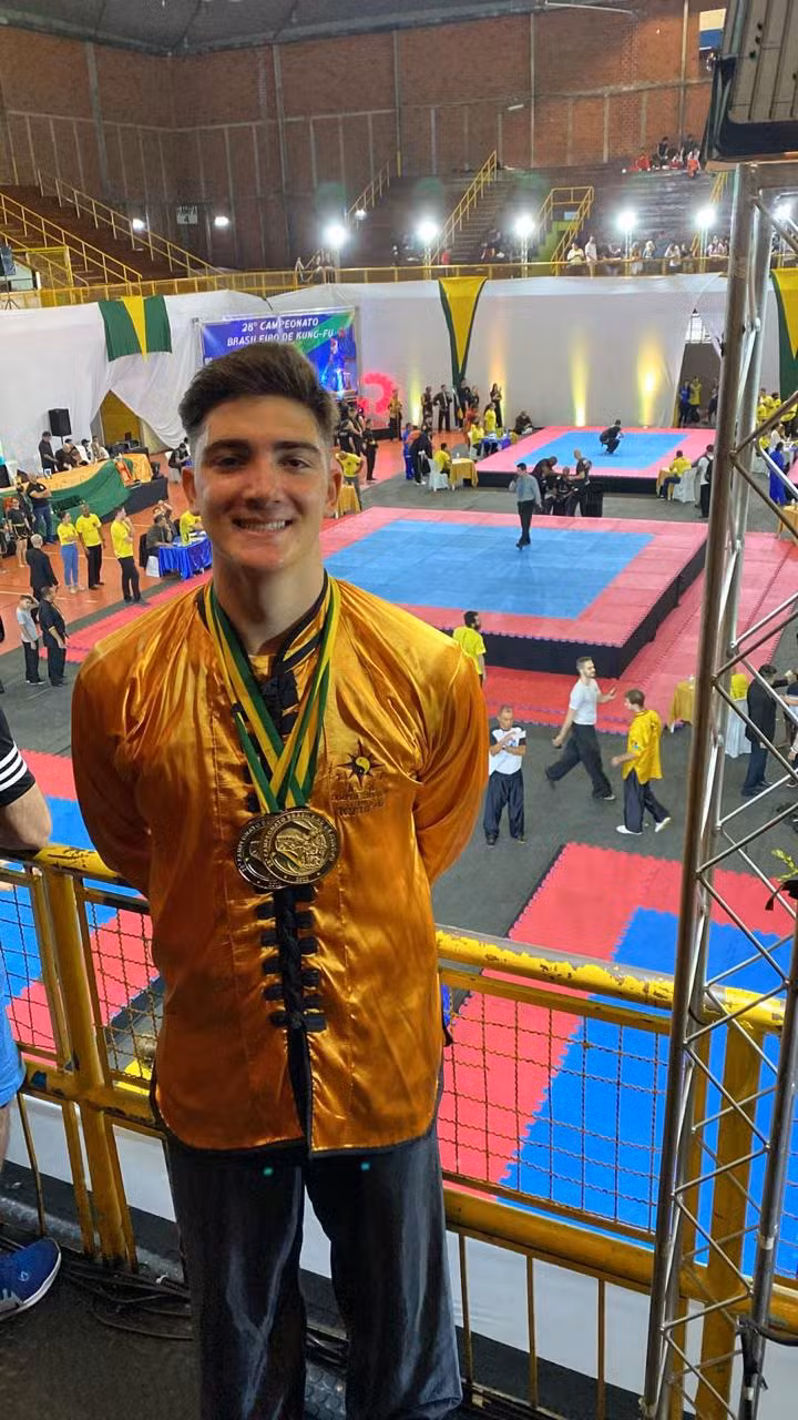 João Gabriel, zagueiro formado no Corinthians, praticando artes marciais.