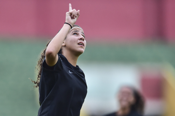 Dulce Maria, atacante do Corinthians Sub-20, durante partida pelas categorias de base.