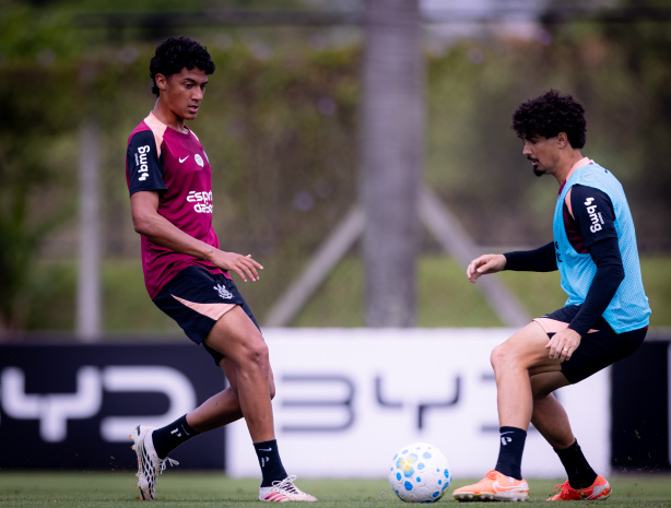 Zagueiro Iago Machado em atividade no CT do Corinthians.