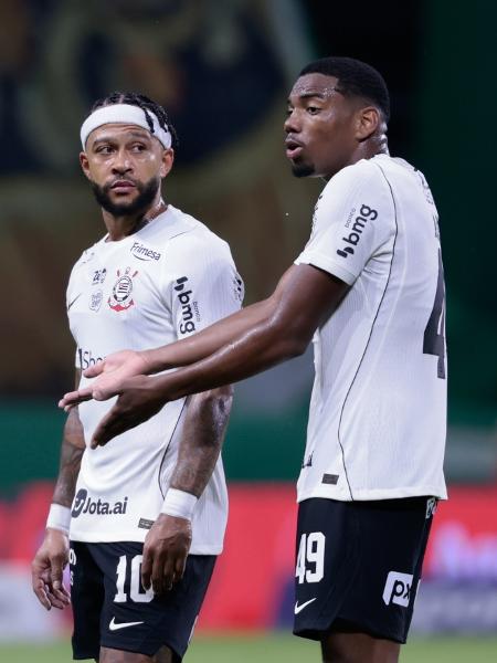 Time do Corinthians abatido após derrota no clássico