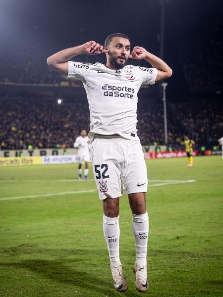 Zakaria Labyad durante entrevista em vídeo com o escudo do Corinthians ao fundo
