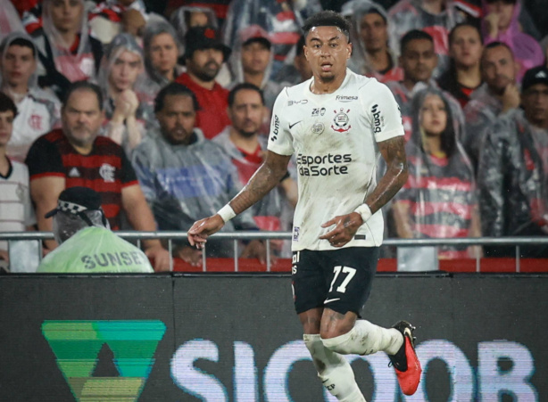 Jesse Lingard durante treinamento no CT Joaquim Grava