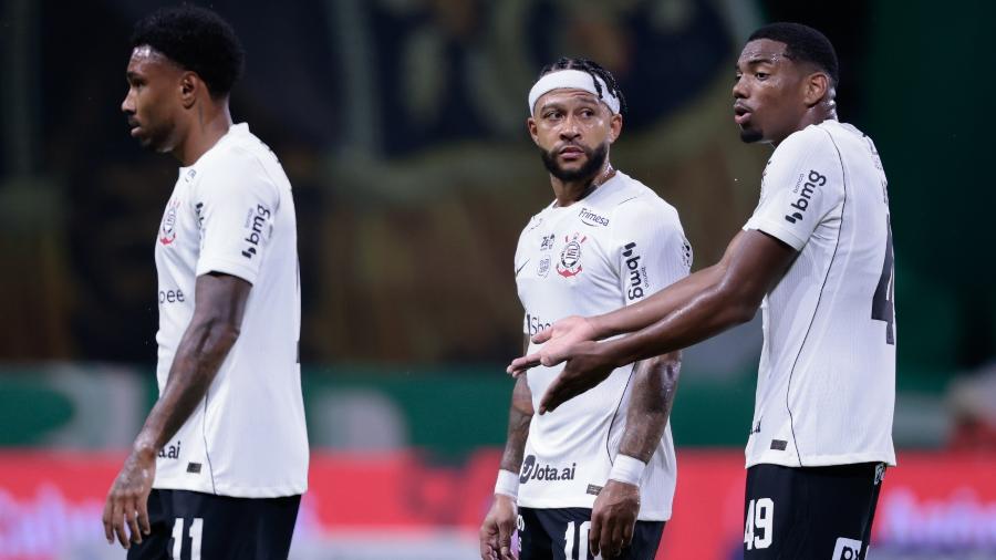 Jogadores do Corinthians em momento de tensão durante partida do Brasileirão