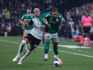 Jogadores do Corinthians em campo durante treinamento antes do Dérbi.