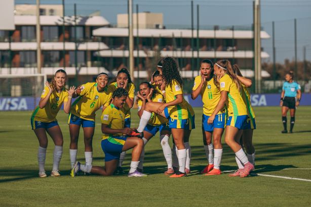 Jogadoras da Seleção Brasileira Feminina Sub-17 comemoram gol em partida do Mundial Jogadoras da Seleção Brasileira Feminina Sub-17 comemoram gol em partida do Mundial
