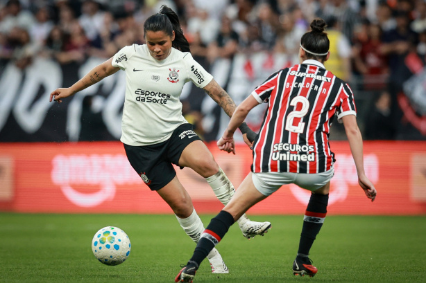 Vic Albuquerque em campo durante o clássico Majestoso contra o São Paulo.