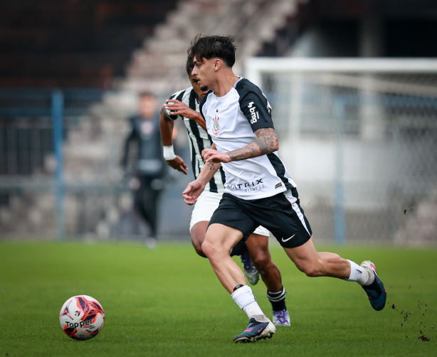 Léo Amistá em campo pelo Corinthians Sub-17