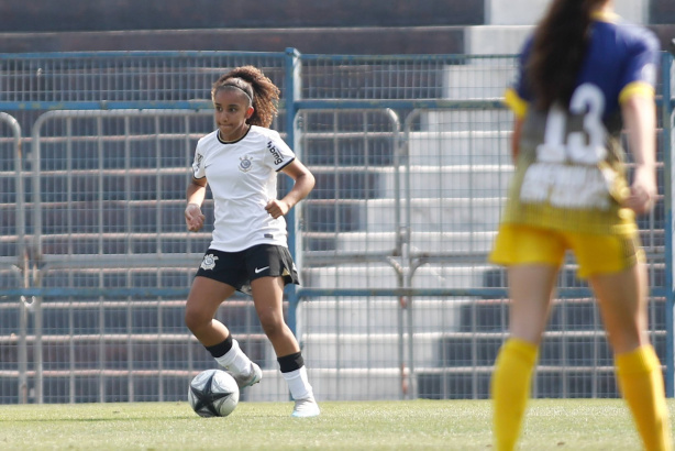 Zagueira Elohá Siqueira durante treinamento do Corinthians Feminino. Zagueira Elohá Siqueira durante treinamento do Corinthians Feminino.