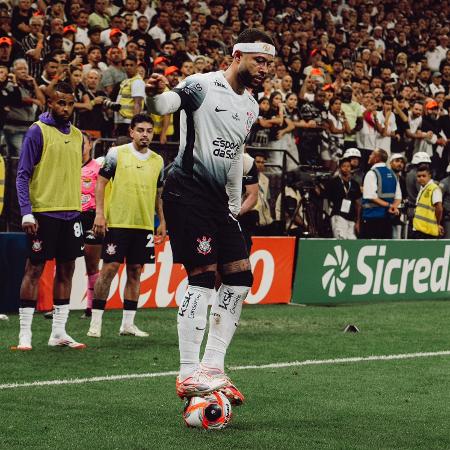 Memphis Depay durante treinamento do Corinthians
