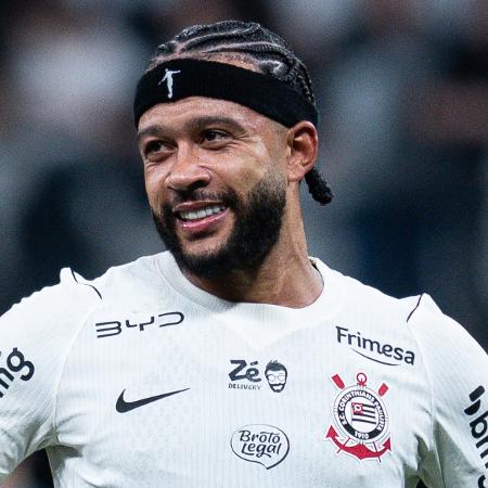 Memphis Depay em estúdio de gravação com elementos do Corinthians ao fundo