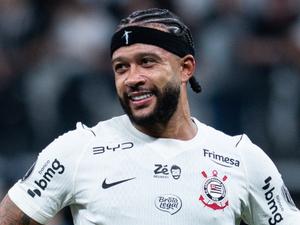 Memphis Depay durante treinamento no CT do Corinthians.