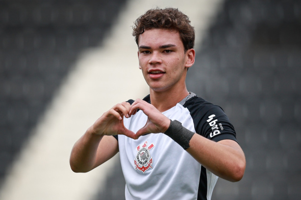 Atacante Miguel Moscardo comemorando gol com a camisa do Corinthians na base. Atacante Miguel Moscardo comemorando gol com a camisa do Corinthians na base.