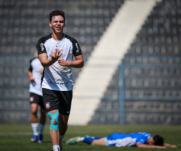 Miguel Moscardo em campo pelo Sub-17 do Corinthians