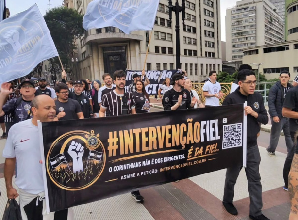 Torcedores do Corinthians em manifestação pedindo intervenção judicial no clube. Torcedores do Corinthians em manifestação pedindo intervenção judicial no clube.