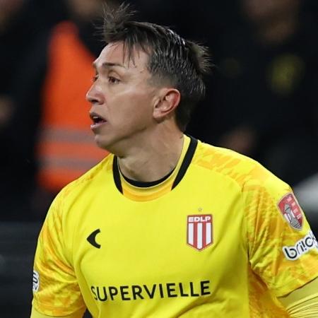 Memphis Depay desolado no gramado da Neo Química Arena após perder pênalti decisivo. Memphis Depay desolado no gramado da Neo Química Arena após perder pênalti decisivo.