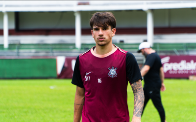 Elenco do Sub-17 do Corinthians durante treinamento no Estádio das Laranjeiras.