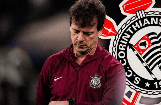 Fernando Diniz em campo durante jogo do Corinthians