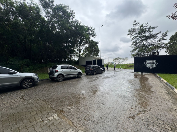 Torcida do Corinthians reunida em frente ao CT Dr. Joaquim Grava
