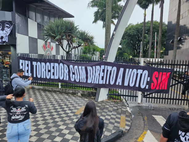 Torcedores do Corinthians em frente ao Parque São Jorge Torcedores do Corinthians em frente ao Parque São Jorge