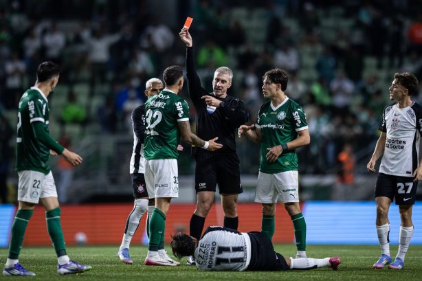 Árbitro Anderson Daronco em campo durante partida de futebol.