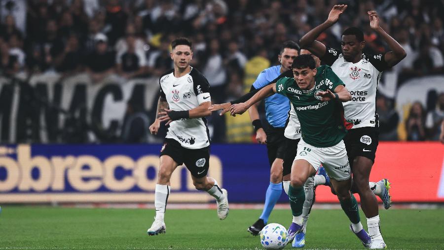 Jogadores do Corinthians em campo durante partida do Brasileirão.