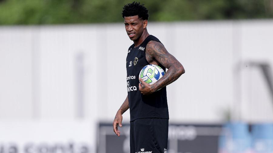 Zagueiro Gil em ação pelo Corinthians em jogo histórico no estádio.
