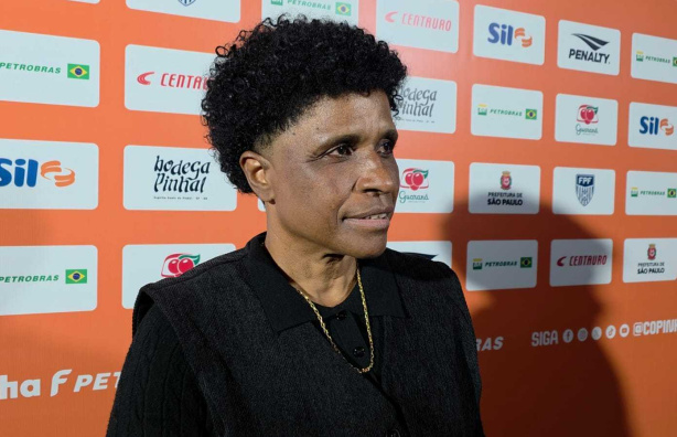 Roseli, ex-jogadora de futebol, posa para foto celebrando a base feminina. Roseli, ex-jogadora de futebol, posa para foto celebrando a base feminina.