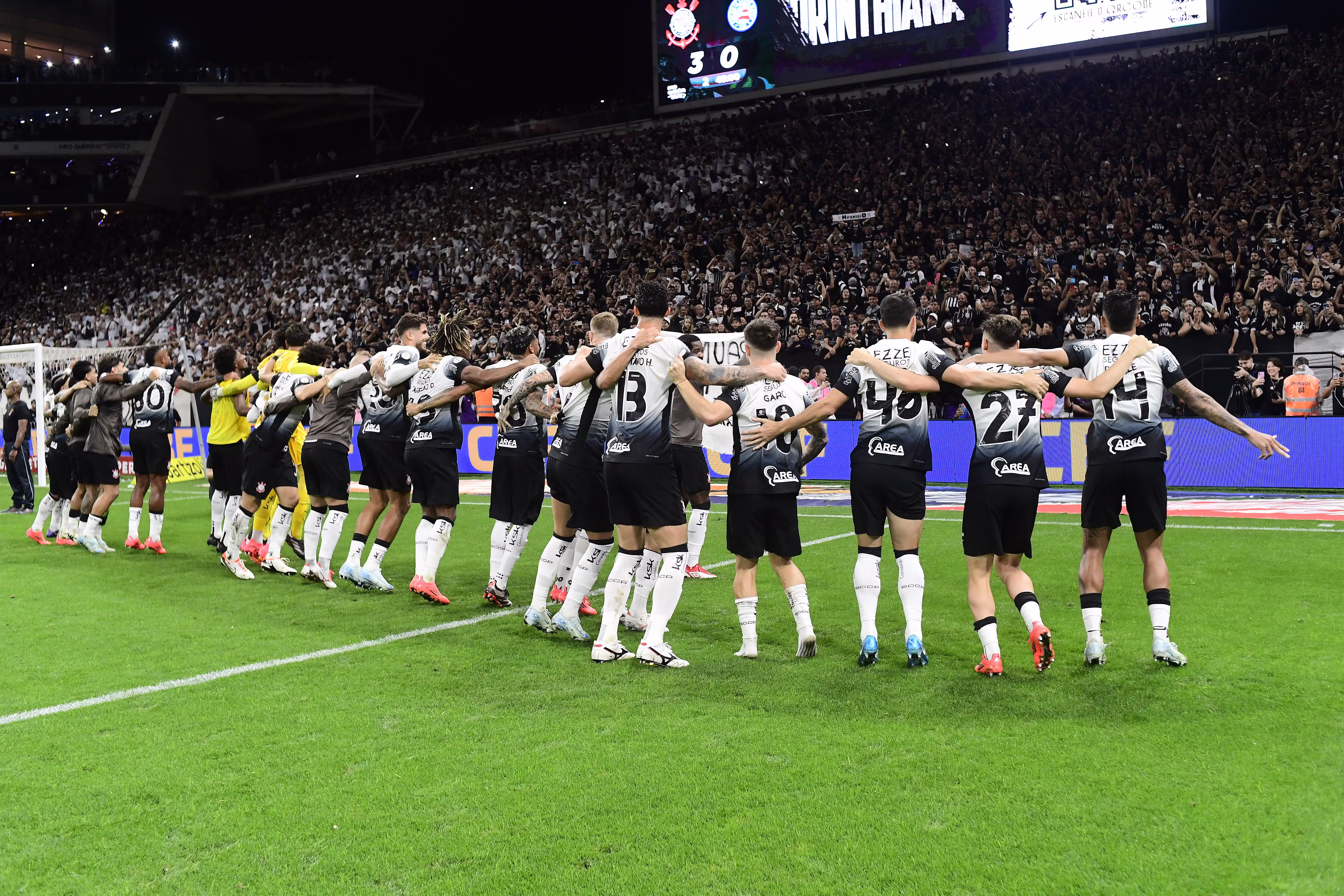 Torcida do Corinthians na Neo Química Arena cantando e celebrando. Torcida do Corinthians na Neo Química Arena cantando e celebrando.