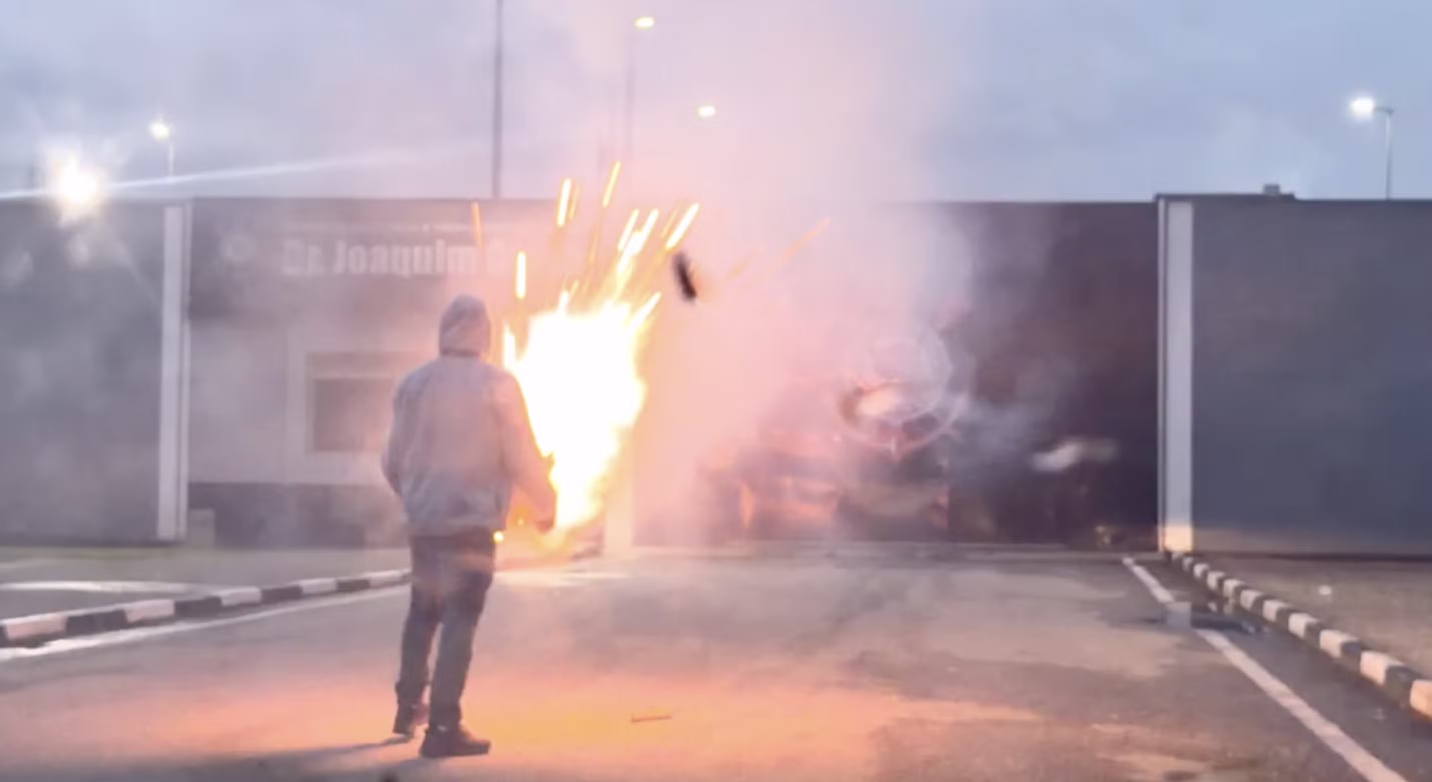 Portão do CT Joaquim Grava com presença de segurança reforçada após protesto.