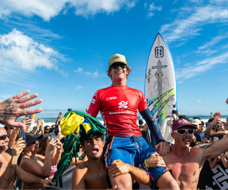 Ryan Kainalo celebrando a vitória na etapa de Maresias do Challenger Series