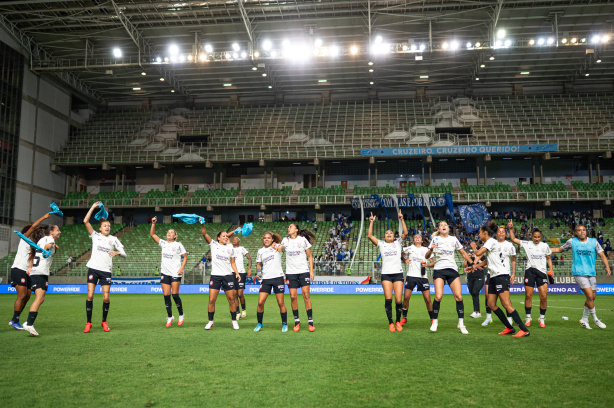 Jogadoras do Corinthians Feminino em campo durante partida do Brasileirão Jogadoras do Corinthians Feminino em campo durante partida do Brasileirão